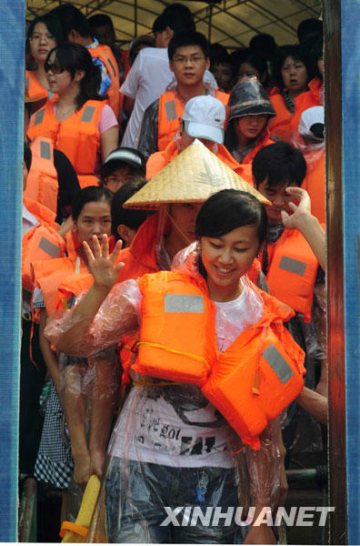 Cette année, dans la province du Hainan, la période d'affluence de touristes a débuté plus tard que lors des années précédentes. Les touristes ont en effet commencé leur voyage après avoir regardé la parade du 60e anniversaire de la fondation de la République et après la fête de la Lune.