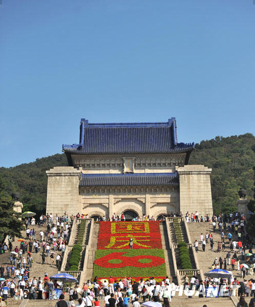 Le 4 octobre, des touristes se rendent au mausolée du Dr Sun Yat-sen