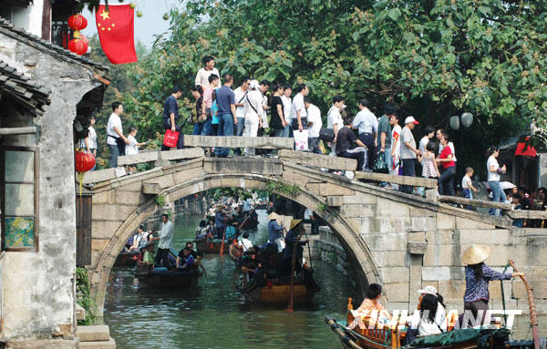 Pendant le congé de la Fête nationale, le site touristique de Zhouzhuang, bourg d&apos;eau du sud de la Chine, attire tous les ans de nombreux visiteurs chinois et étrangers.