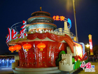 Les 60 chars du défilé de la Fête nationale brillent sur la Place Tian'Anmen