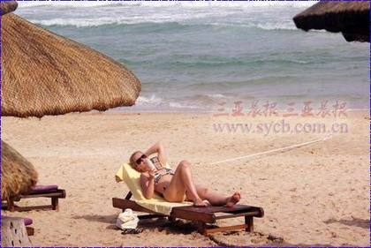 Une touriste en train de bronzer.