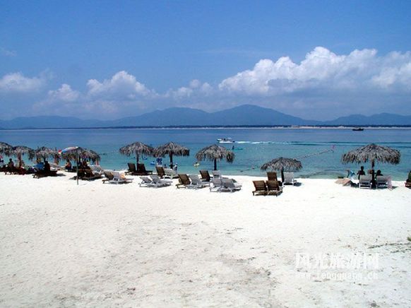 Semaine d&apos;or pour les touristes étrangers à Sanya : mer, plage et bains de soleil
