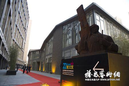 Situé au coeur du quartier central des affaires (CBD, central business district) à Beijing, ce site est la première rue piétonne où l'art et la mode semblent se marier parfaitement.