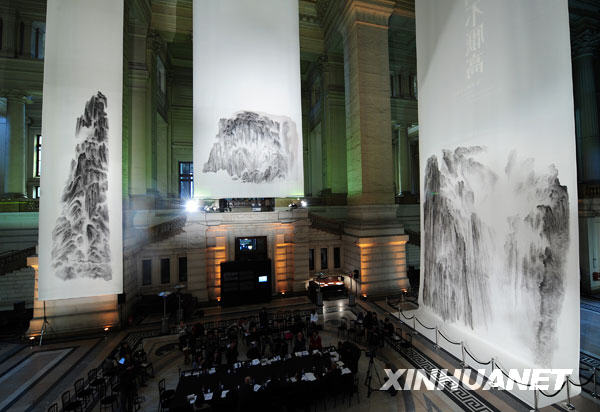  Le 11 octobre, l'exposition de peintures chinoises géantes, ayant pour thèmes les montagnes et les rivières, réalisées par l'artiste chinois Xu Longsen, s'est tenue dans le Palais de la justice à Bruxelles, capitale de la Belgique.