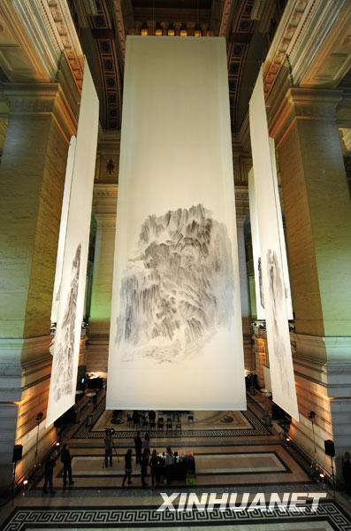  Le 11 octobre, l'exposition de peintures chinoises géantes, ayant pour thèmes les montagnes et les rivières, réalisées par l'artiste chinois Xu Longsen, s'est tenue dans le Palais de la justice à Bruxelles, capitale de la Belgique.
