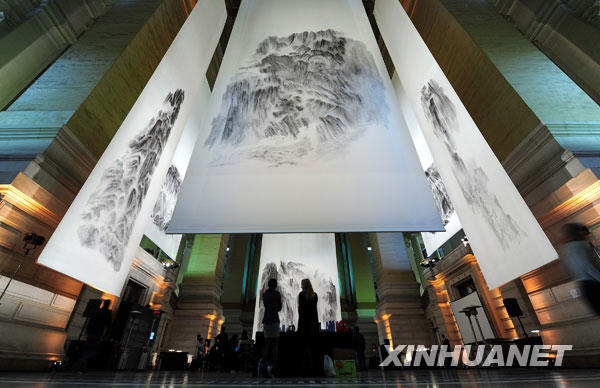  Le 11 octobre, l'exposition de peintures chinoises géantes, ayant pour thèmes les montagnes et les rivières, réalisées par l'artiste chinois Xu Longsen, s'est tenue dans le Palais de la justice à Bruxelles, capitale de la Belgique.