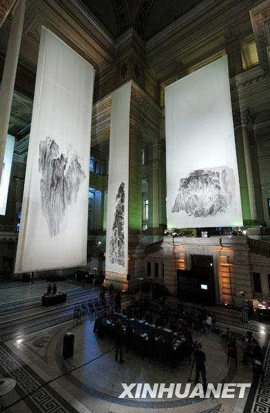 Le 11 octobre, l'exposition de peintures chinoises géantes, ayant pour thèmes les montagnes et les rivières, réalisées par l'artiste chinois Xu Longsen, s'est tenue dans le Palais de la justice à Bruxelles, capitale de la Belgique.