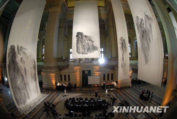  Le 11 octobre, l'exposition de peintures chinoises géantes, ayant pour thèmes les montagnes et les rivières, réalisées par l'artiste chinois Xu Longsen, s'est tenue dans le Palais de la justice à Bruxelles, capitale de la Belgique.