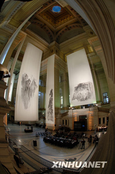  Le 11 octobre, l'exposition de peintures chinoises géantes, ayant pour thèmes les montagnes et les rivières, réalisées par l'artiste chinois Xu Longsen, s'est tenue dans le Palais de la justice à Bruxelles, capitale de la Belgique.