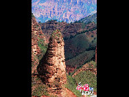 Situé dans la région autonome tibétaine de la province du Qinghai, le site touristique de Kanbula couvre une superficie de 152,5 km². Classé « parc national du relief », ce site est connu pour la particularité de son relief Danxia.