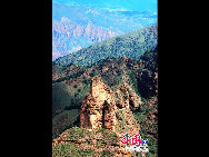 Situé dans la région autonome tibétaine de la province du Qinghai, le site touristique de Kanbula couvre une superficie de 152,5 km². Classé « parc national du relief », ce site est connu pour la particularité de son relief Danxia.