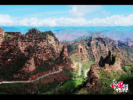 Situé dans la région autonome tibétaine de la province du Qinghai, le site touristique de Kanbula couvre une superficie de 152,5 km². Classé « parc national du relief », ce site est connu pour la particularité de son relief Danxia.