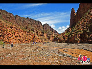 Situé dans la région autonome tibétaine de la province du Qinghai, le site touristique de Kanbula couvre une superficie de 152,5 km². Classé « parc national du relief », ce site est connu pour la particularité de son relief Danxia.