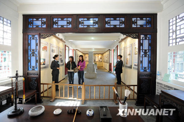 Le 14 octobre, les touristes visitent l'« exposition des affaires étrangères de la fin de la dynastie des Qing au Palais d'été».