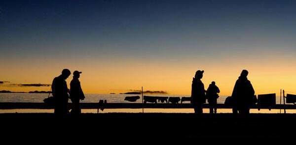 Au coucher du soleil, quelques touristes se promènent au bord du lac Namco, photo prise le 27 septembre.