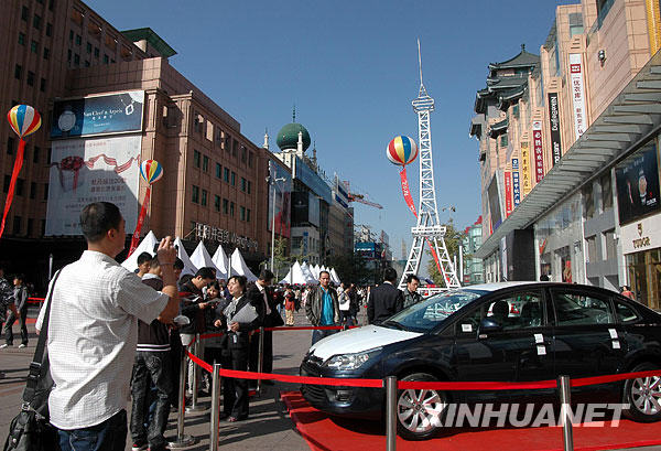 Le 17 octobre, quelques touristes admirent de près une Citroën fabriquée conjointement par la France et la Chine.