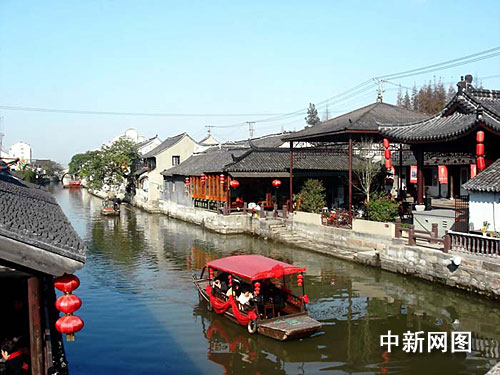 Célèbre pour son paysage du bourg d'eau typique du sud de la Chine, le bourg antique de Fengjing possède une histoire vieille de 1 300 ans.