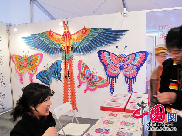 Un atelier de cerfs-volants à la Foire du livre de Francfort. 