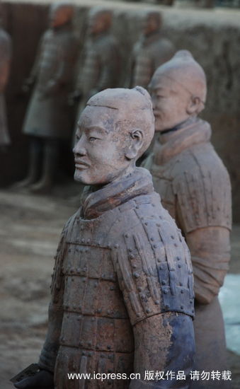 Un enfant guerrier : une statue en terre cuite d&apos;un guerrier ne portant pas de moustache.