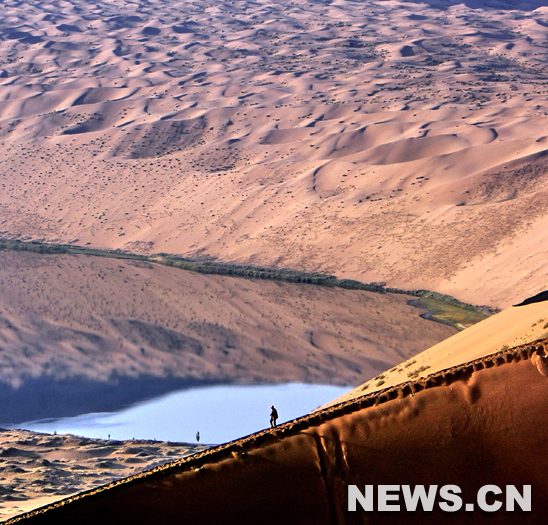 Lac-oasis dans le désert de Badain Jaran, de la bannière d'Araxan de la région autonome de Mongolie intérieure (nord).