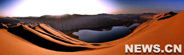 Lac-oasis dans le désert de Badain Jaran, de la bannière d&apos;Araxan de la région autonome de Mongolie intérieure (nord). 