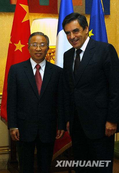 Le conseiller d'Etat chinois Dai Bingguo (gauche) et Le Premier ministre français françois Fillon (droite)