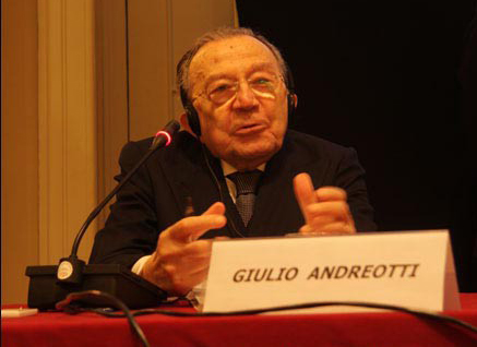 L'ancien Premier ministre italien Giulio Andreotti fait un discours
