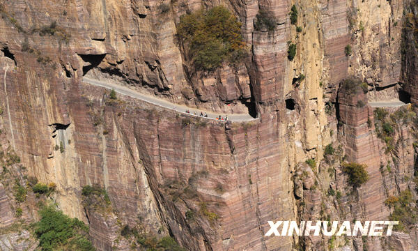 quelques touristes traversent le couloir