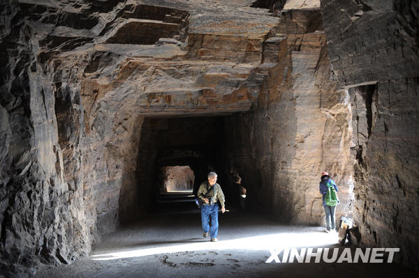 Un couloir au bord du précipice dans la montagne de Tanhangshan