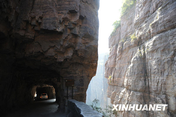 Un couloir au bord du précipice dans la montagne de Tanhangshan