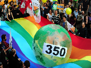 Les activités en Turquie.  Le 24 octobre était la Journée du Climat. Grand nombre d'activités ont eu lieu dans plusieurs pays afin de sensibiliser la population au chiffre 350. 350 est le nombre d'unités par million de dioxyde de carbone émis dans l'atmosphère, le chiffre limite pour la santé humaine. Selon certains scientifiques, l'atmosphère compte actuellement 390 unités par million de CO2.