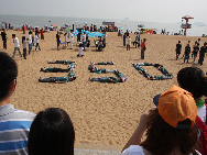 Les activités en Chine.   Le 24 octobre était la Journée du Climat. Grand nombre d'activités ont eu lieu dans plusieurs pays afin de sensibiliser la population au chiffre 350. 350 est le nombre d'unités par million de dioxyde de carbone émis dans l'atmosphère, le chiffre limite pour la santé humaine. Selon certains scientifiques, l'atmosphère compte actuellement 390 unités par million de CO2.