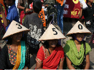 Les activités au Bangladesh.   Le 24 octobre était la Journée du Climat. Grand nombre d'activités ont eu lieu dans plusieurs pays afin de sensibiliser la population au chiffre 350. 350 est le nombre d'unités par million de dioxyde de carbone émis dans l'atmosphère, le chiffre limite pour la santé humaine. Selon certains scientifiques, l'atmosphère compte actuellement 390 unités par million de CO2.