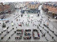 Les activités au Danemark. Le 24 octobre était la Journée du Climat. Grand nombre d'activités ont eu lieu dans plusieurs pays afin de sensibiliser la population au chiffre 350. 350 est le nombre d'unités par million de dioxyde de carbone émis dans l'atmosphère, le chiffre limite pour la santé humaine. Selon certains scientifiques, l'atmosphère compte actuellement 390 unités par million de CO2.