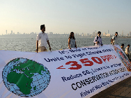 Les activités en Inde.   Le 24 octobre était la Journée du Climat. Grand nombre d'activités ont eu lieu dans plusieurs pays afin de sensibiliser la population au chiffre 350. 350 est le nombre d'unités par million de dioxyde de carbone émis dans l'atmosphère, le chiffre limite pour la santé humaine. Selon certains scientifiques, l'atmosphère compte actuellement 390 unités par million de CO2.