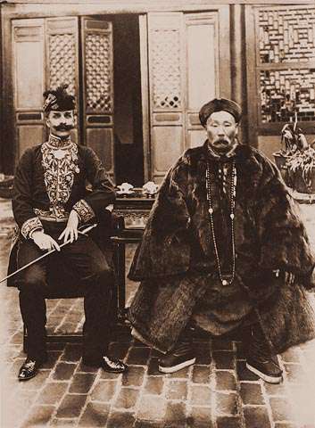 Auguste François avec un fonctionnaire chinois
