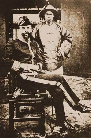 Auguste François en uniforme avec son majordome chinois