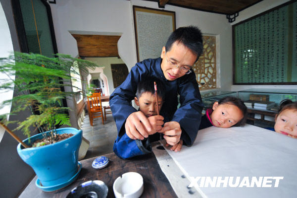Luo Guohuai enseigne la calligraphie chinoise aux enfants. 