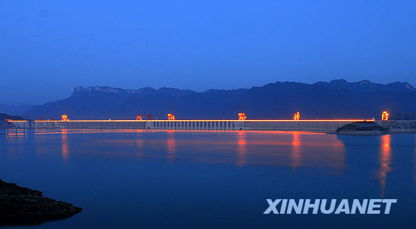 Vue nocturne sur le barrage des Trois Gorges.