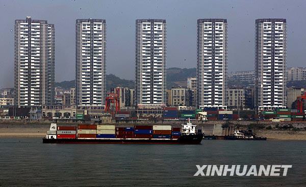 Le 28 octobre, un cargo navigue sur le fleuve Yangzi, près de la ville de Yichang.