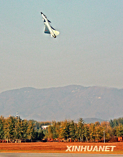 La démonstration aérienne du chasseur « J-11 » avec un angle d&apos;élévation de 70 degrés. 