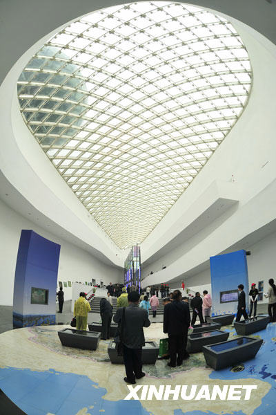 Les visiteurs dans la salle centrale du musée. 