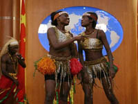 Représentation de danses et de chants africains dans la salle d'informations du ministère chinois des Affaires étrangères