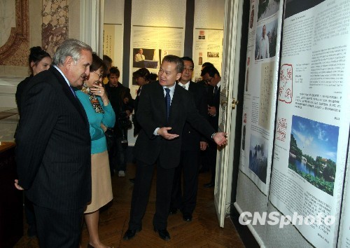 Jean-Pierre Raffarin visite l&apos;exposition des sceaux de Li Lanqing, un ancien vice premier ministre chinois