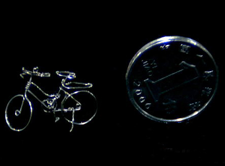 Xi'an : Un artisan fabrique un mini-vélo mesurant 20 mm