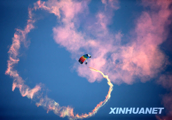 Démonstration de parachutistes utilisant des fumigènes.