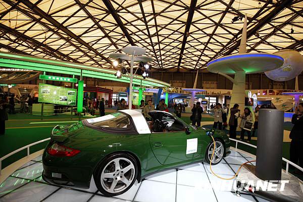 Une automobile électrique exposée dans la foire.