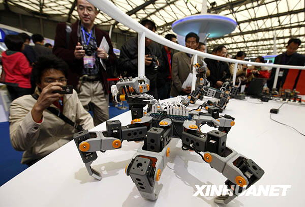 Exposition de robots diversifiés lors de la foire. 