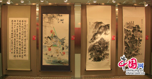 Le 3 novembre, à l&apos;occasion des célébrations du 60e anniversaire de la Chine nouvelle et du 10e anniversaire de la fondation de la région administrative spéciale de Macao, une exposition d&apos;oeuvres d&apos;art réalisées par les membres de l&apos;Association des artistes de Macao a été inaugurée à l&apos;Agence de Macao à Beijing. Cette exposition durera jusqu&apos;au 6 novembre.