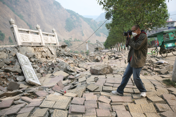 Les journalistes de China.org.cn sur les lieux sinistrés par le séisme dans le Sichuan.